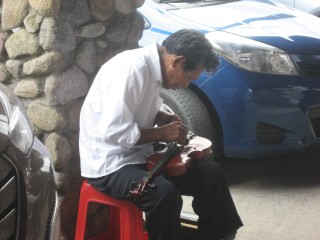 El Valle- Sunday market-musician